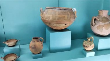 Eski bir medeniyetin kazılarında bulunan antika seramik kaplar, sürahiler, tabaklar.