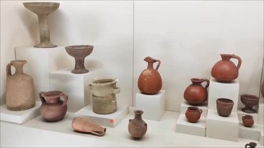 Eski bir medeniyetin kazılarında bulunan antika seramik kaplar, sürahiler, tabaklar.
