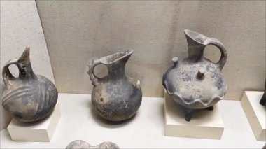Eski bir medeniyetin kazılarında bulunan antika seramik kaplar, sürahiler, tabaklar.