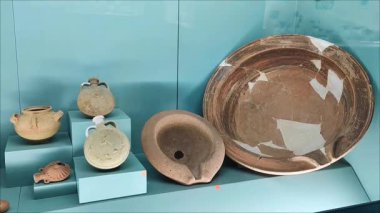 Eski bir medeniyetin kazılarında bulunan antika seramik kaplar, sürahiler, tabaklar.