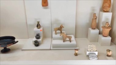 Eski bir medeniyetin kazılarında bulunan antika seramik kaplar, sürahiler, tabaklar.