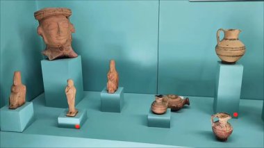Eski bir medeniyetin kazılarında bulunan antika seramik kaplar, sürahiler, tabaklar.