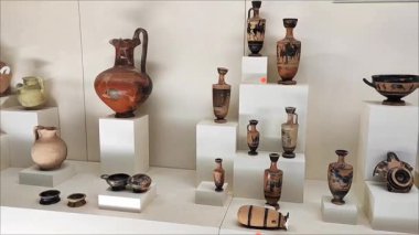 Eski bir medeniyetin kazılarında bulunan antika seramik kaplar, sürahiler, tabaklar.