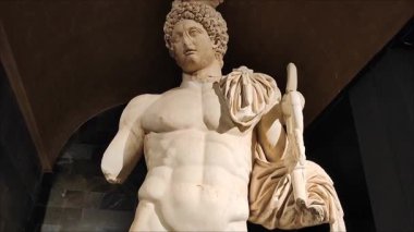 Antalya, Türkiye, 12 Haziran 2025. Eski antik bir mermer heykel. Roma medeniyetinin kazılarında bulunan bir adam heykeli.