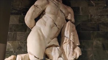 Antalya, Türkiye, 12 Haziran 2025. Eski antik bir mermer heykel. Roma medeniyetinin kazılarında bulunan bir adam heykeli.