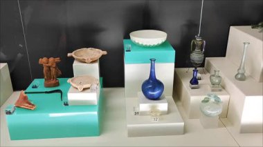  Eski bir medeniyetin kazılarında bulunan antika seramik kaplar, sürahiler, tabaklar.