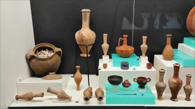  Eski bir medeniyetin kazılarında bulunan antika seramik kaplar, sürahiler, tabaklar.