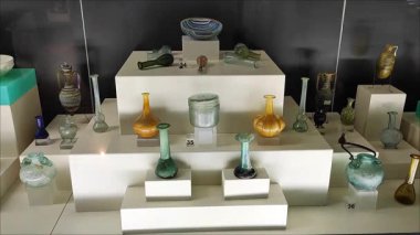  Eski bir medeniyetin kazılarında bulunan antika seramik kaplar, sürahiler, tabaklar.