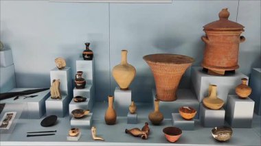  Eski bir medeniyetin kazılarında bulunan antika seramik kaplar, sürahiler, tabaklar.