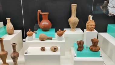  Eski bir medeniyetin kazılarında bulunan antika seramik kaplar, sürahiler, tabaklar.