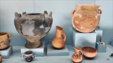  Eski bir medeniyetin kazılarında bulunan antika seramik kaplar, sürahiler, tabaklar.