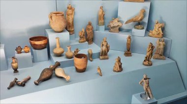  Eski bir medeniyetin kazılarında bulunan antika seramik kaplar, sürahiler, tabaklar.