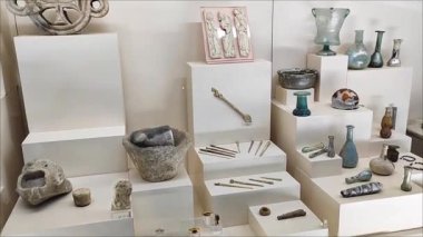  Eski bir medeniyetin kazılarında bulunan antika seramik kaplar, sürahiler, tabaklar.
