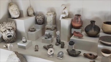  Eski bir medeniyetin kazılarında bulunan antika seramik kaplar, sürahiler, tabaklar.