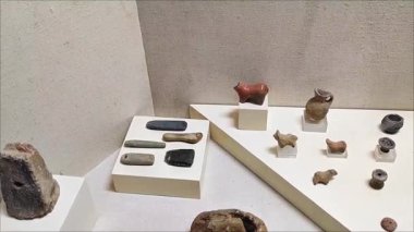 Roma medeniyetinin kazılarında bulunan ilkel aletler ve eski insanların ev eşyaları.