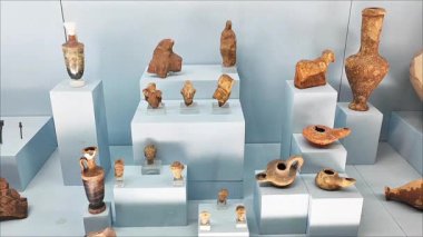 Antalya, Türkiye, 15 Mayıs 2025. Antik seramik sürahiler ve dekoratif eşyalar antik bir medeniyetin kazıları sırasında bulundu.