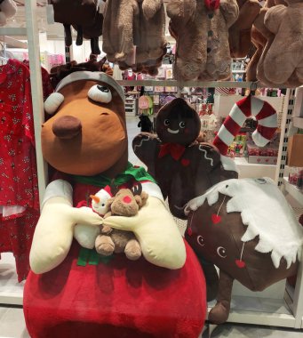 Mağaza vitrininde yumuşak kahverengi bir oyuncak ayı. Yılbaşı için bir tatil kartı..