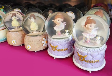 İçinde oyuncak olan şeffaf camdan bir kar küresi tezgahta, vitrinde. Ev için dekoratif iç dekorasyon.