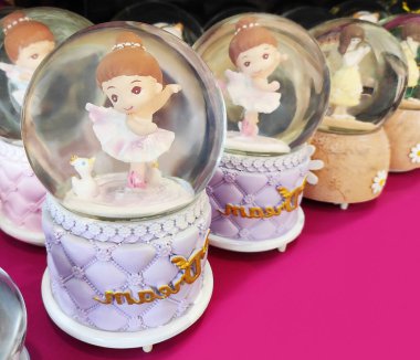 İçinde oyuncak olan şeffaf camdan bir kar küresi tezgahta, vitrinde. Ev için dekoratif iç dekorasyon.