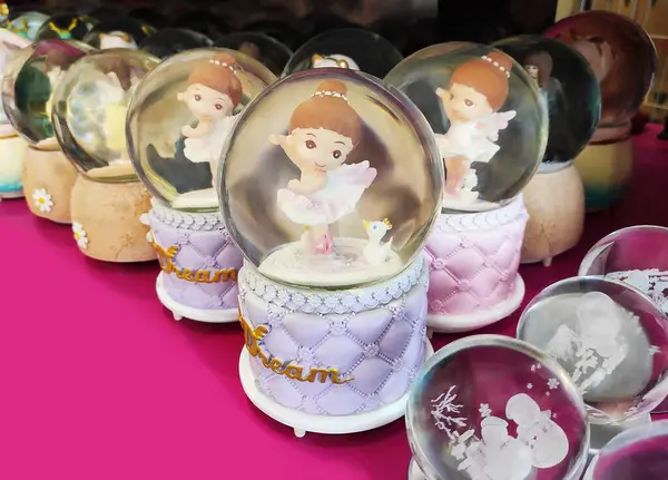 İçinde oyuncak olan şeffaf camdan bir kar küresi tezgahta, vitrinde. Ev için dekoratif iç dekorasyon.