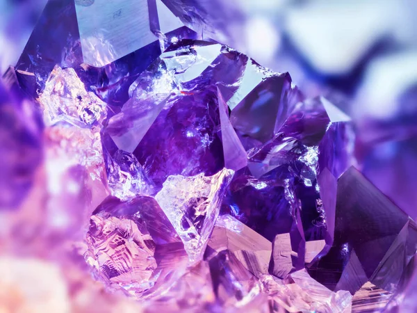 紫水晶石英的特写 这种美丽石英的紫色品种 — 图库照片