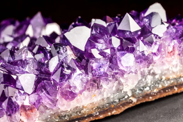 紫水晶石英的特写 这种美丽石英的紫色品种 — 图库照片