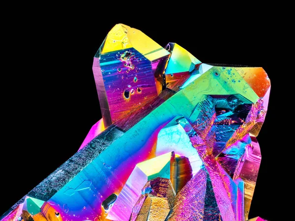 チタン虹色のオーラクォーツ結晶クラスター石を閉じます 息をのむようなチタン層とこの美しい結晶の非常にシャープで詳細な写真 — ストック写真