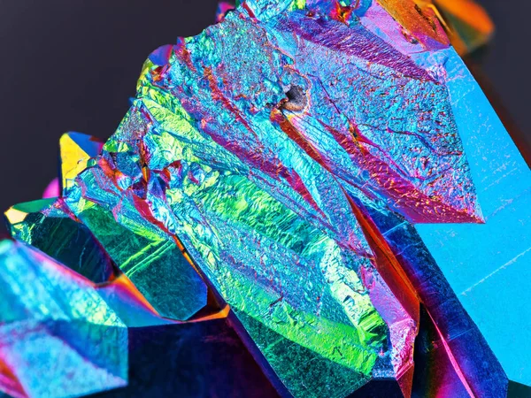 チタン虹色のオーラクォーツ結晶クラスター石を閉じます 息をのむようなチタン層とこの美しい結晶の非常にシャープで詳細な写真 — ストック写真
