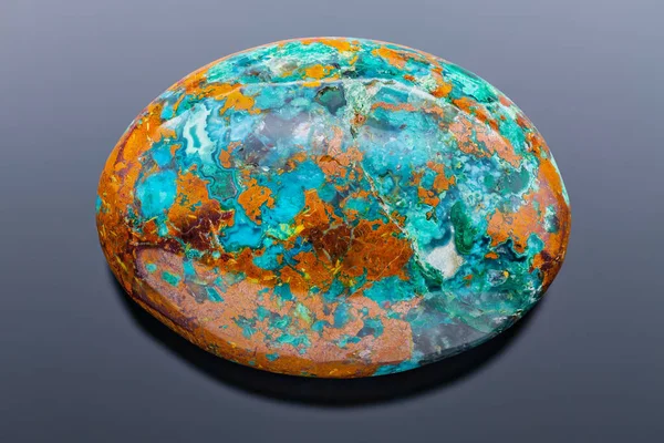 孔雀石 这种由五彩斑斓矿物组成的漂亮石料的非常清晰而细致的照片 — 图库照片