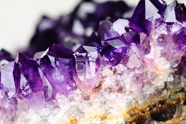 紫水晶石英的特写 这种美丽石英的紫色品种 图库图片