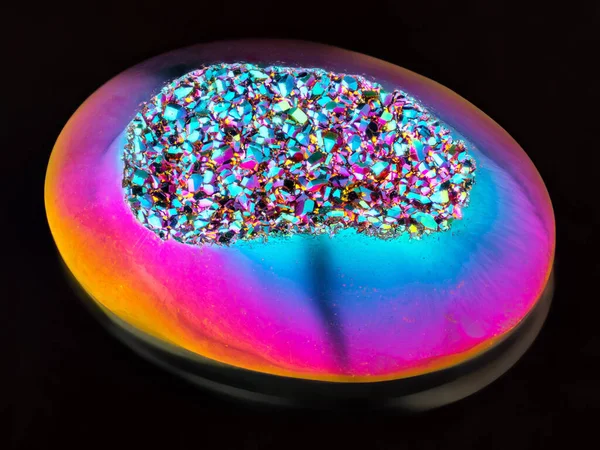 チタン虹色のオーラクォーツ結晶クラスター石を閉じます 息をのむようなチタン層とこの美しい結晶の非常にシャープで詳細な写真 ストックフォト