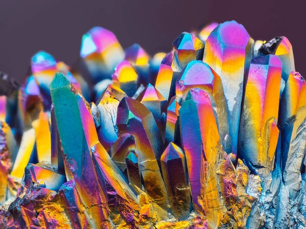 Titan Regenbogen Aura Quarzkristall Clusterstein Aus Nächster Nähe Sehr Scharfes Stockfoto