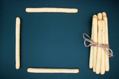 Koyu arkaplanda İtalyan Grissini.