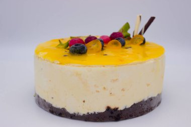 Çikolatalı bisküvi tabanlı lezzetli limonlu pasta ve böğürtlenlerle süslenmiş. Yan görünüm.