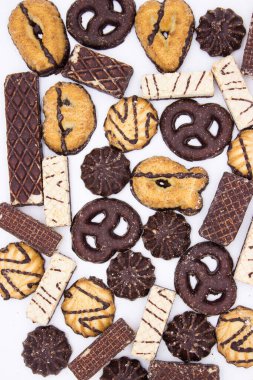 Hafif arka planda çikolatalı bisküvi ve waffle. Arkaplan pişirme resmi