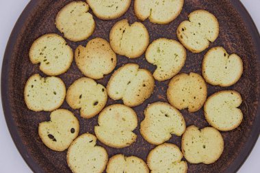 Kızarmış ekmek cipsleri tabakta baharatlı.