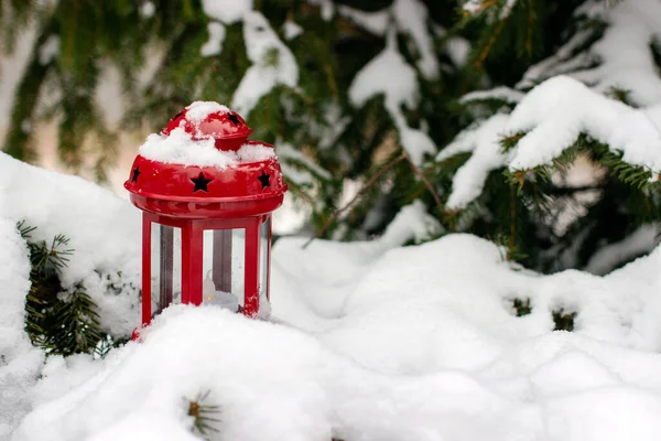 Lanterna Rossa Con Stelle Rami Abete Rosso Ricoperti Neve — Foto Stock