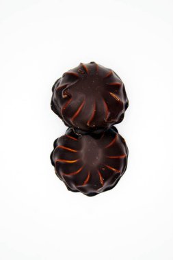 Beyaz arkaplanda çikolatalı şekerlemeler (Zefir)