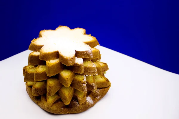Nationell Italiensk Jul Dessert Panettone Blå Bakgrund Beströdd Med Pulversocker — Stockfoto