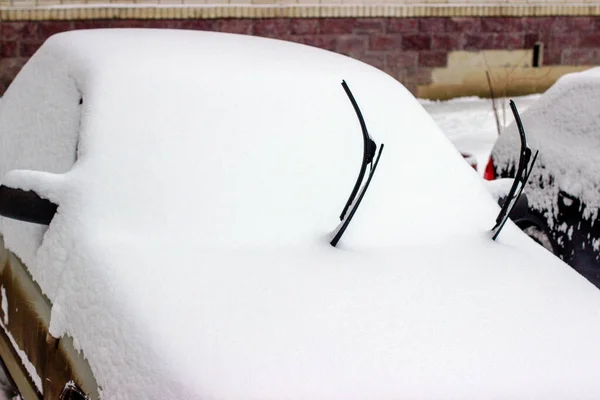 停车场的车被雪覆盖着 — 图库照片