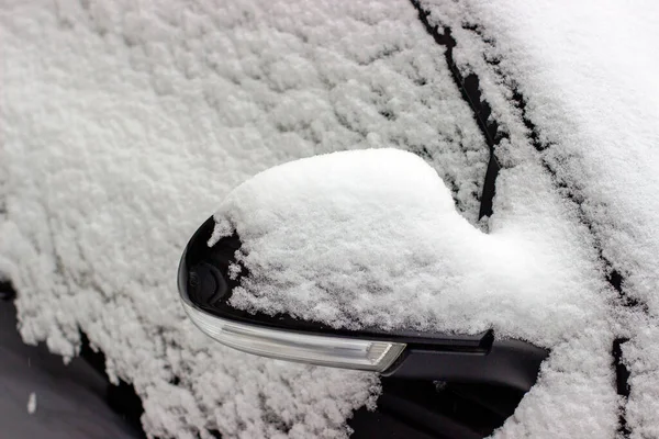 停车场的车被雪覆盖着 — 图库照片