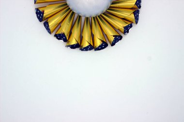 Altın sarısına sarılı çikolatalar beyaz arka planda