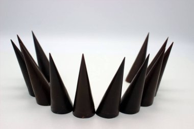 Uzatılmış çikolatalar beyaz arkaplanda yer almaktadır