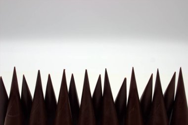 Uzatılmış çikolatalar beyaz arkaplanda yer almaktadır