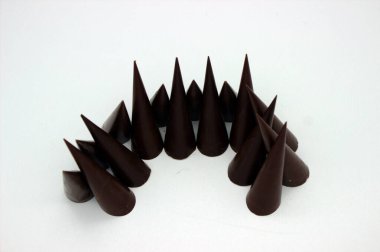 Uzatılmış çikolatalar beyaz arkaplanda yer almaktadır