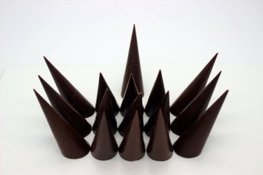 Uzatılmış çikolatalar beyaz arkaplanda yer almaktadır