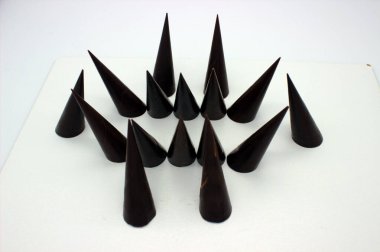 Uzatılmış çikolatalar beyaz arkaplanda yer almaktadır