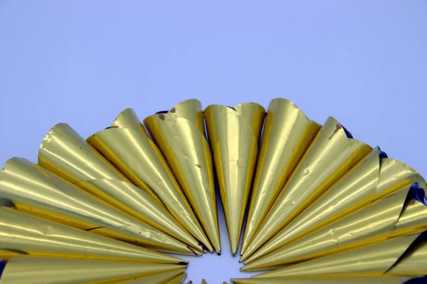 Шоколад Завернутый Золотую Обертку Белом Фоне — стоковое фото