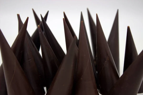 Επιμήκη Σοκολάτες Βρίσκονται Λευκό Φόντο — Φωτογραφία Αρχείου