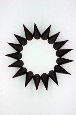 Uzatılmış çikolatalar beyaz arkaplanda yer almaktadır